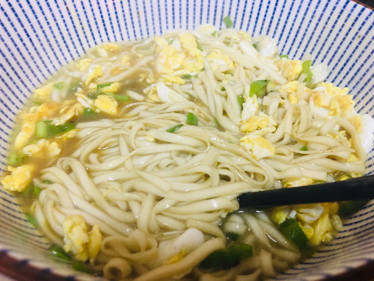 浓汤青椒鸡蛋面的做法