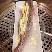 河虾籽蒸鲈鱼的做法图解1