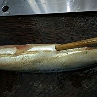 原汁原味脆皮秋刀鱼的做法图解1