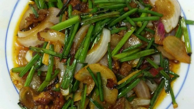 韭菜花洋葱炒肉的做法