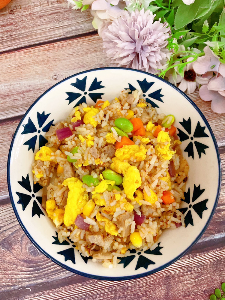 鸡肉丸子蛋炒饭的做法
