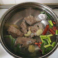 胡萝卜山药莲藕排骨汤的做法图解3
