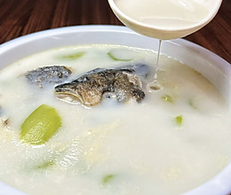 丝瓜鱼头豆浆汤的做法