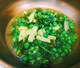 云南春日宴～茴香豌豆洋芋汤的做法