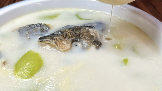 丝瓜鱼头豆浆汤的做法