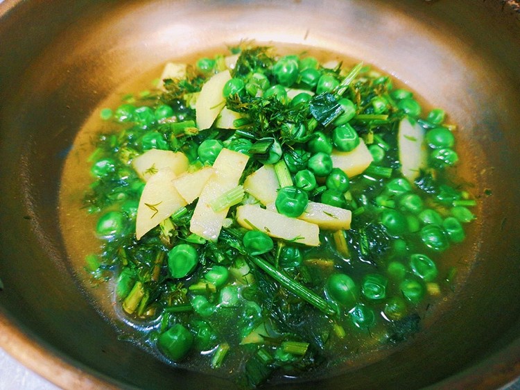 云南春日宴～茴香豌豆洋芋汤的做法