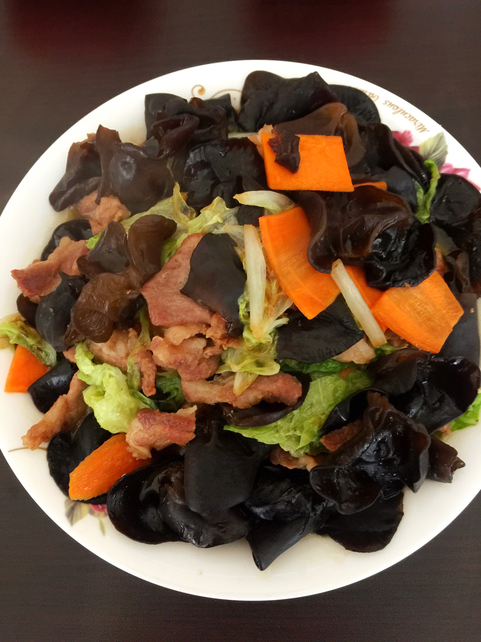 Stir fried cabbage with agaric