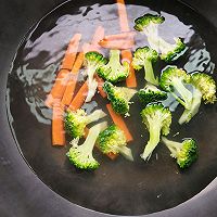 工作日便当——鸡胸肉炒西兰花的做法图解3