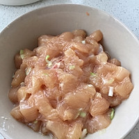 鲜香木耳炒鸡丁的做法图解3
