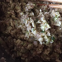虾仁猪肉西葫芦馅饺子的做法图解4