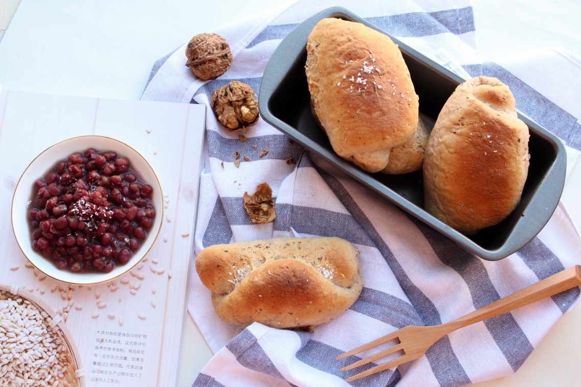 Whole wheat red bean milk bag with walnuts