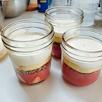 层层美味的法式草莓覆盆子罐子蛋糕的做法图解6
