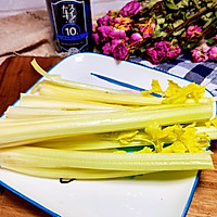 #味达美名厨福气汁，新春添口福#凉拌马家沟芹菜的做法图解1