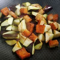 蚝油豆肉焖茄块的做法图解2