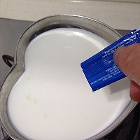 酸奶-电饭煲做的的做法图解1