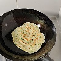 家常葱油饼的做法 不用发面 不用擀面 又薄又脆 做法简单 一的做法图解11