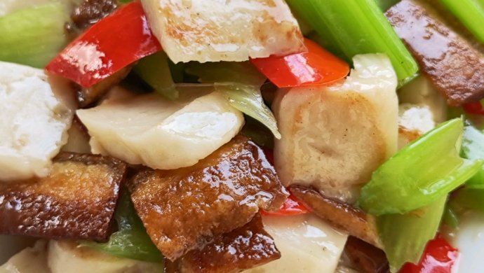 鲜香美味鱼饼炒芹菜