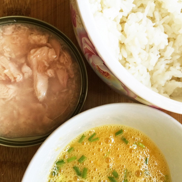 金枪鱼蛋炒饭的做法图解1