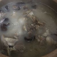 香菇萝卜鱿鱼骨头汤的做法图解6