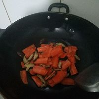 胡萝卜炒香菇的做法图解5