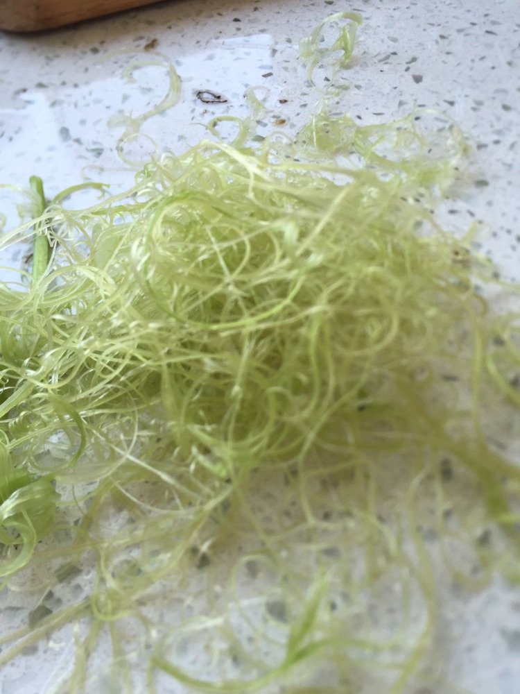 芹菜炒香肠的做法图解2