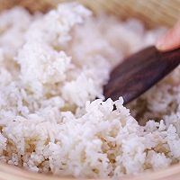 彩色蛋炒饭经典早餐的做法图解1