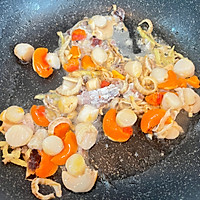 海鲜（皮皮虾 扇贝）炖白菜豆腐（杂菜）的做法图解3