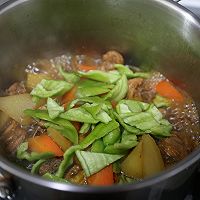 #流感季饮食攻略#经典家常菜～胡萝卜土豆焖鸡的做法图解9