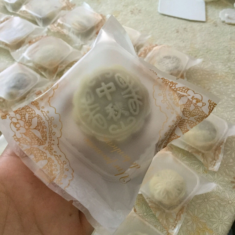 椰丝豆沙冰皮月饼的做法