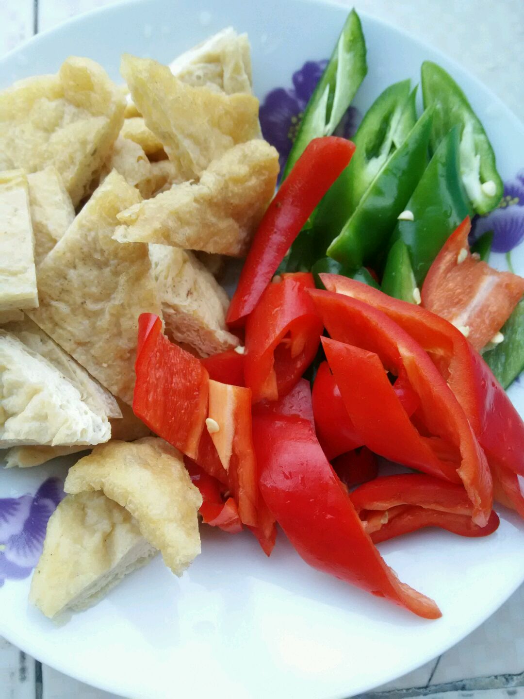 芹菜炒油豆腐,芹菜炒油豆腐的家常做法 - 美食杰芹菜炒油豆腐做法大全