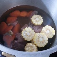 胡萝卜玉米龙骨汤的做法图解5
