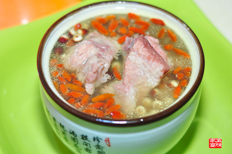 芡实淮山枸杞排骨汤的做法