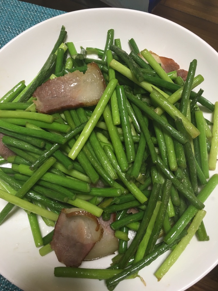 蒜苗炒腊肉的做法图解2