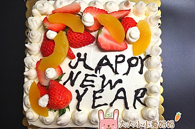 草莓黄桃奶油蛋糕，2017 happy new year