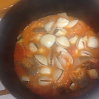 无水番茄海鲜锅（铸铁锅版）的做法图解3