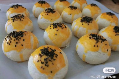 酥香小黄帽～蛋黄酥