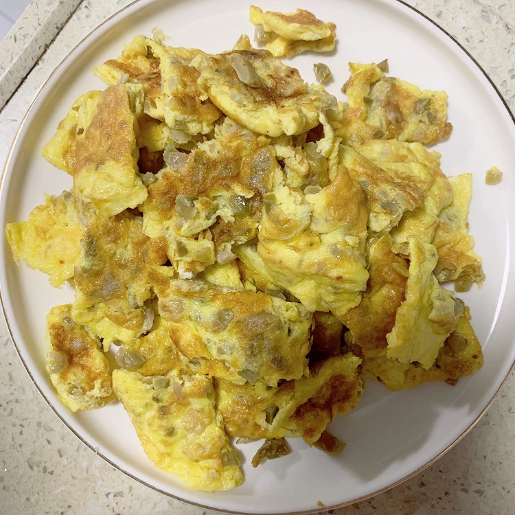 榨菜煎蛋的做法