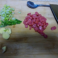 角瓜炒小羊肠的做法图解2