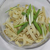 夏天的快手菜——凉拌豆腐皮的做法图解4