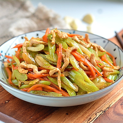    爽脆鲜嫩下饭的肉丝炒芹菜胡萝卜