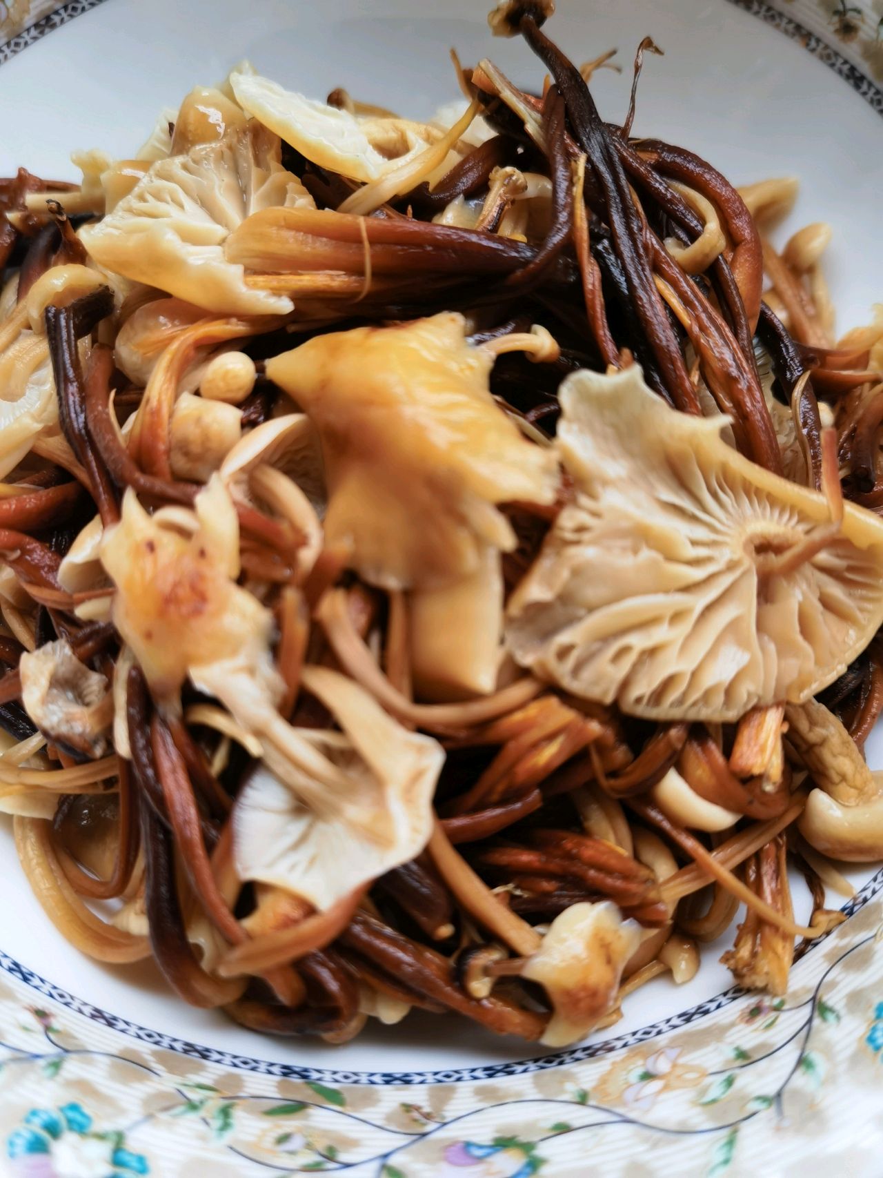 新鲜茶树菇炒肉的做法_新鲜茶树菇炒肉怎么做_新鲜茶树菇炒肉的家常做法_eric【心食谱】