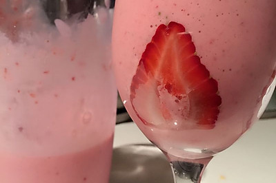清爽冰饮—草莓奶昔