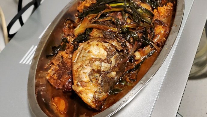 葱烧河鲫鱼