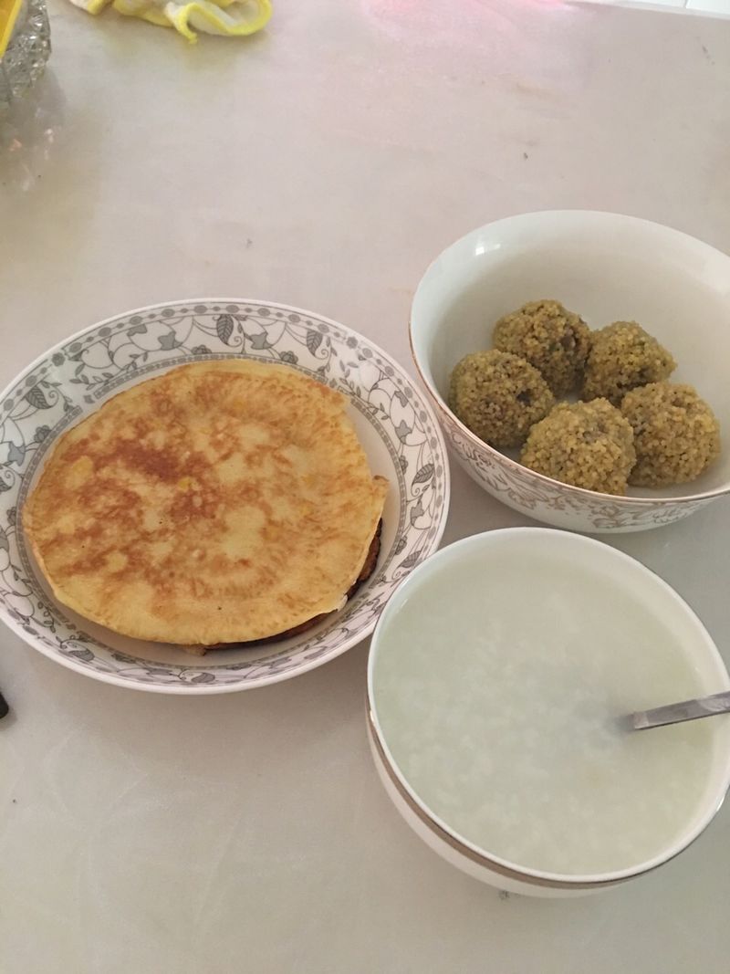 鸡蛋饼 牛奶蜂蜜玉米鸡蛋饼