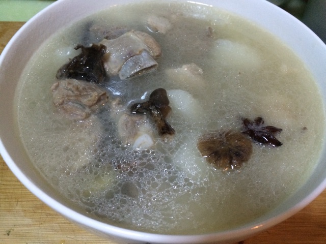 东北蘑菇炖的山药排骨汤