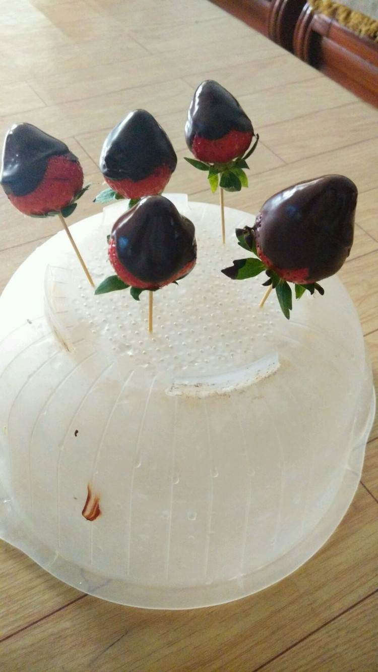 巧克力草莓甜点的做法