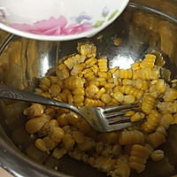 华丽丽的芝士玉米烙的做法图解1