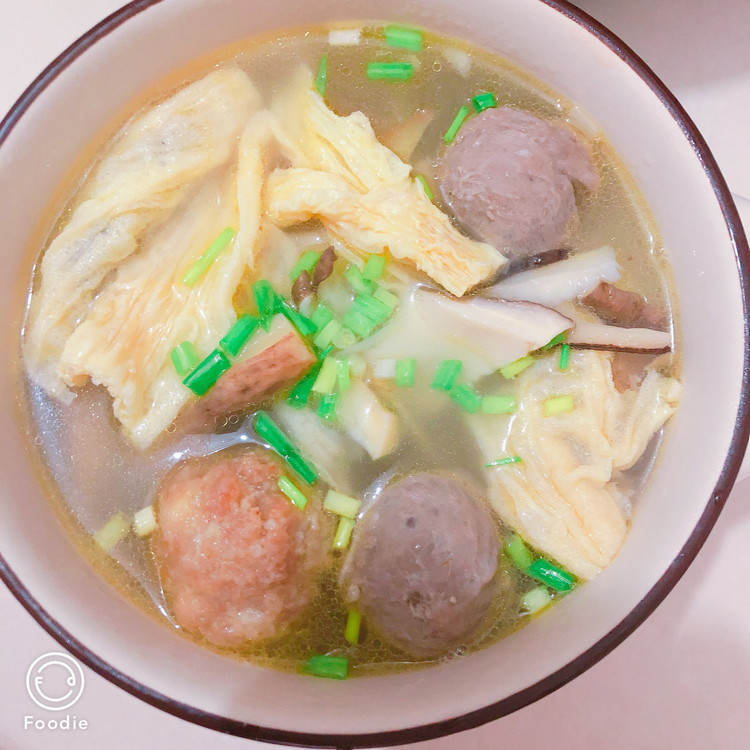 鸡纵腐竹牛筋丸排骨汤的做法