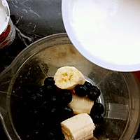 蓝莓香蕉酸奶昔的做法图解3