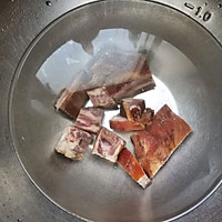 鲜贝露春日尝鲜，多彩腊排骨饭#春日时令，美味尝鲜#的做法图解3